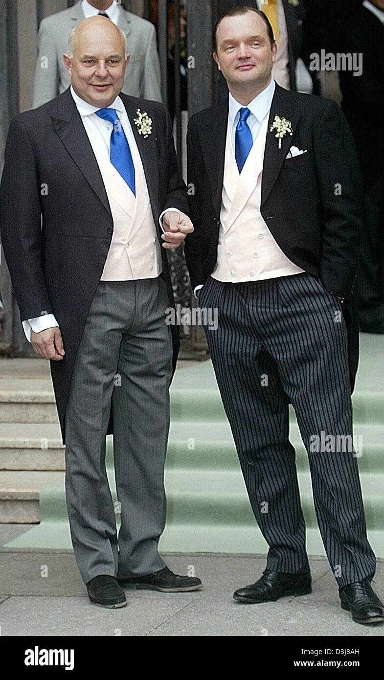 (Dpa) - Rolf Sachs (L), ältester Sohn von Playboy Gunter Sachs und Alexander von Schaumburg-Lippe stehen nebeneinander und Lächeln vor der Hochzeit von Sven Ley und Zoe Appleyard am Dom in Salzburg, Österreich, 8. Mai 2004. Stockfoto