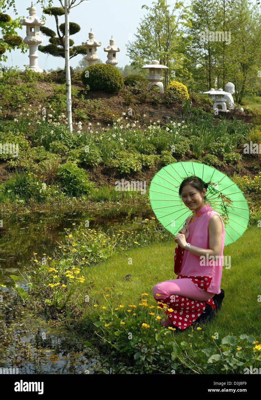(Dpa) Yu Hai aus China posiert in traditioneller Kleidung in der