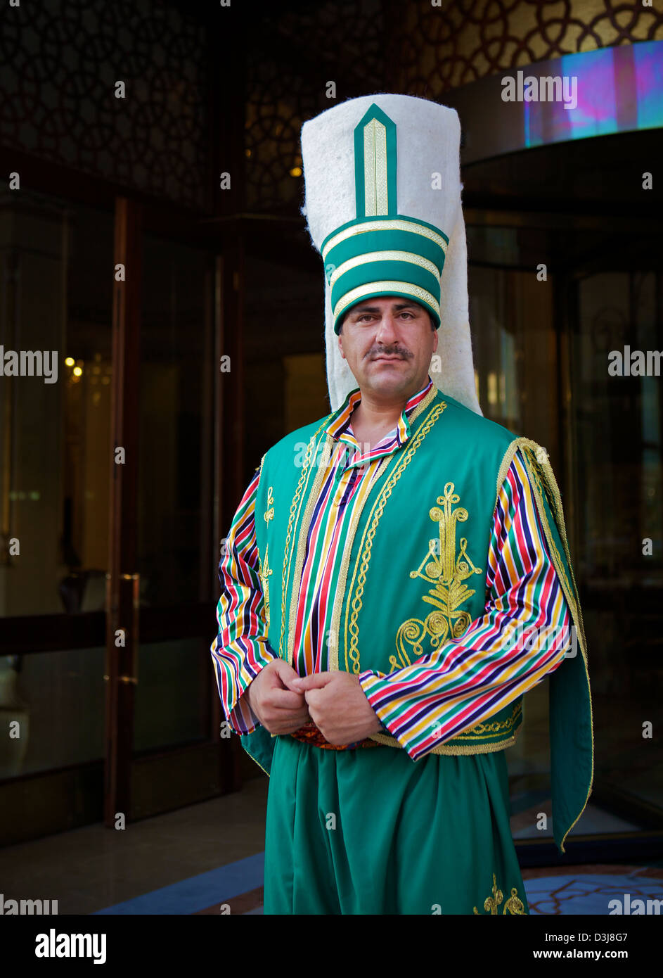 Traditionell gekleidete Türsteher am Legacy Ottoman Hotel, Sirkeci, Istanbul, Türkei Stockfoto