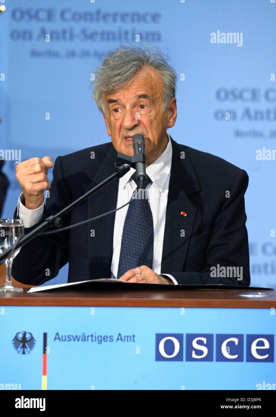 (Dpa) - Elie Wiesel, Rumänien geborene Autor und Friedensnobelpreisträger, hält eine Rede anlässlich der internationalen Antisemitismus-Konferenz in Berlin am Mittwoch, 28. April 2004. Die zweitägige Konferenz findet statt an das Auswärtige Amt ("Auswaertiges Amt") im ehemaligen Nazi-Deutschlands Zentralbank. Es wird in Zusammenarbeit mit der Organisation für Sicherheit und Station einberufen. Stockfoto