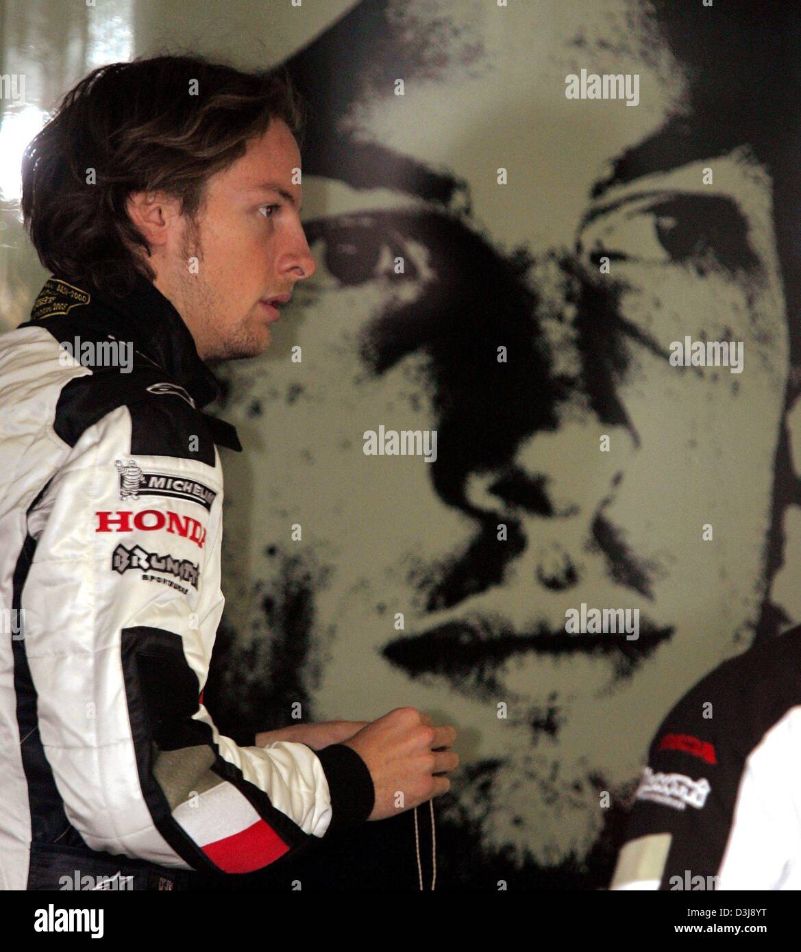 (Dpa) - britische Formel 1 pilot Jenson Button (BAR-Honda), am freien Training für den Grand Prix von San Marino in Imola, Italien, 24. April 2004 abgebildet. In den Apenninen Bergen von Italien gelegen, ist Imola auf dem F1-Kalender als Austragungsort für den GP von San Marino seit 1981. Seiner Bezeichnung als der GP der kleinen und in der Nähe von Fürstentum von San Marino wurde getan, um die Sicherung seiner Stockfoto