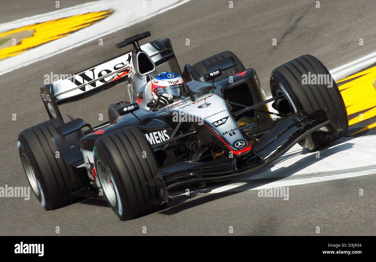 (Dpa) - Rennen während des freien Trainings entlang der "Enzo e Dino Ferrari" Rennstrecke in Imola, Italien, Freitag, 23. April 2004 finnische Formel 1 pilot Kimi Raeikkoenen mit seinem McLaren-Mercedes. Raeikkoenen fuhren zum achte Mal der schnellste. Der San Marino grand Prix startet am Sonntag, 25. April 2004. Stockfoto