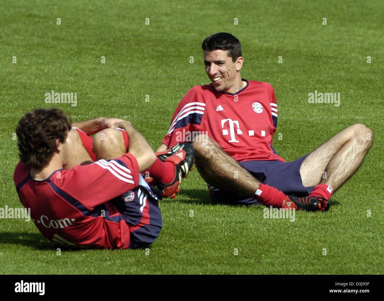 (Dpa) - Bayern Spieler Roy Makaay (R) scherzt mit seinem Kollegen Teamkollegen Martin Demichelis beim Training in München, 23. April 2004. Das Team bereitet ein Lokalderby gegen TSV 1860 München auf Sonntag, 25. April 2004. Stockfoto