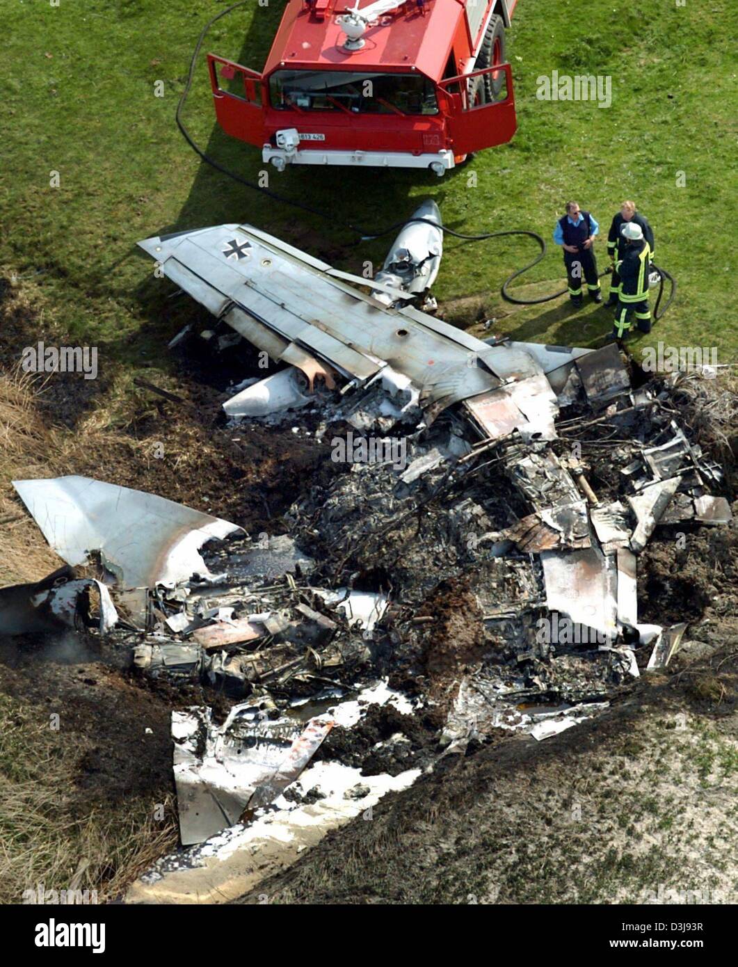 (Dpa) - ein Luftbild des Wracks von zwei deutsche Tornado-Kampfjets, die in der Luft in der Nähe der Stadt Garding, Norddeutschland, am Mittwoch, 21. April 2004 kollidierte. Zwei Besatzungsmitglieder wurden bei dem Absturz getötet, aber zwei andere waren in der Lage, Sicherheit Fallschirm, teilte die Polizei mit. Stockfoto
