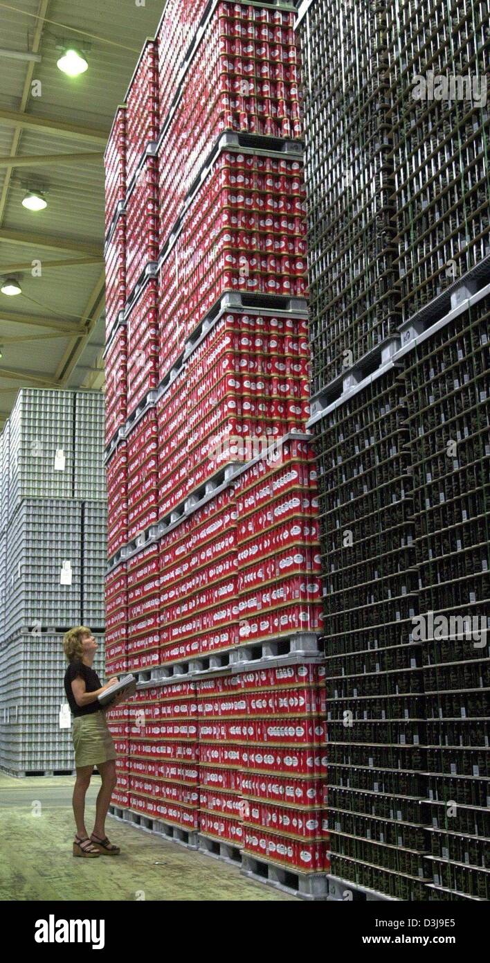 (Dpa-Dateien) - Jutta Hartmann, Mitarbeiter des deutschen trinken können Hersteller Schmalbach-Lubeca, führt eine Inspektion bereit verteilt Dosen im Lager des Unternehmens in Hermsdorf, Deutschland, 30. Juni 2003. Seit der Einführung der Pfandpflicht auf alle Getränkedosen in Deutschland am 1. Januar 2003 sind Verkäufe von trinken Dosen dramatisch zurückgegangen. Stockfoto