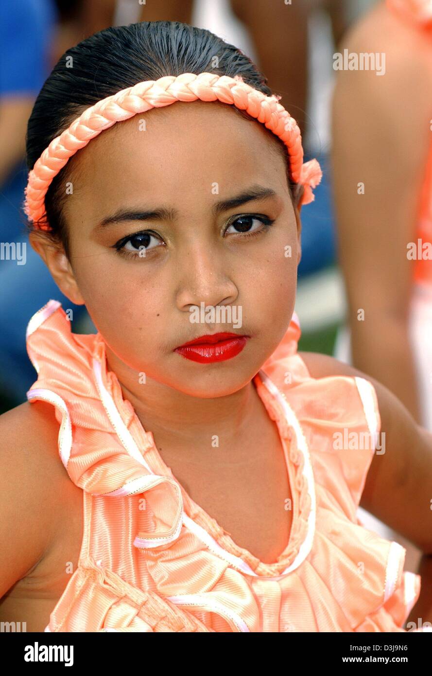 (Dpa-Dateien) - ein kleines Mädchen trägt rote Lippenstift in das SOS-Kinderdorf in Maracay, Venezuela, 18. Oktober 2003 abgebildet. Stockfoto