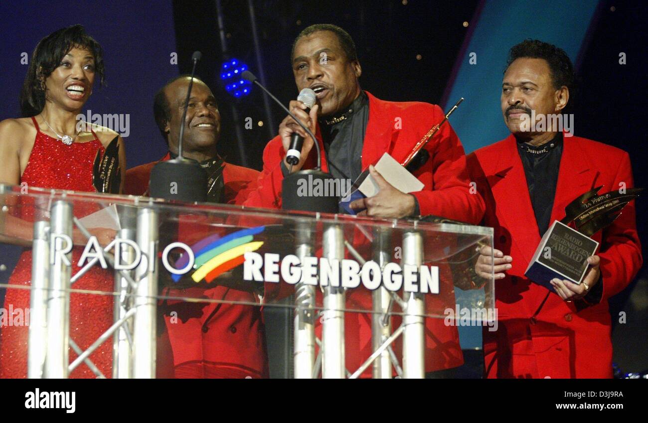 (Dpa) - die Mitglieder der US-Gruppe The Platters ("Nur du", "The Great Pretender") akzeptieren die Auszeichnung während der Radio Regenbogen Awards Show in Mannheim, Deutschland, 2. April 2004. Die Gruppe erhielt eine Auszeichnung in der Kategorie "Lifetime International Group 2003". 15 Künstler wurden ausgezeichnet mit dem Medienpreis der zum siebten Mal verliehen wurde. Stockfoto