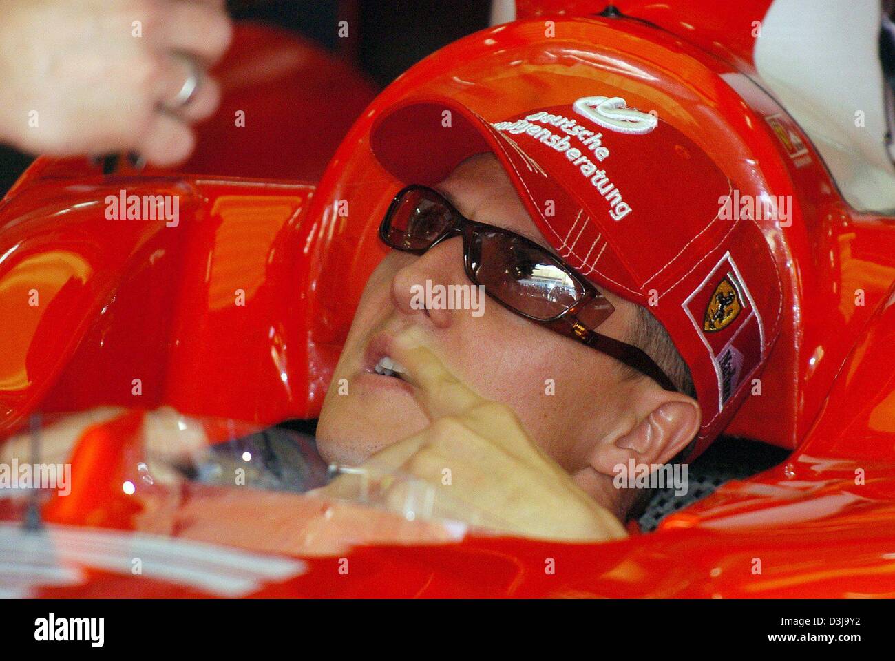 (Dpa) - deutsche Formel 1 Weltmeister Michael Schumacher Gesten während des freien Trainings auf der Formel 1 Rennstrecke in Manama, Bahrain, 2. April 2004. Schumacher gewann die erste Sitzung der freien Praxis in Bahrain. Der Formel 1 Grand Prix von Bahrain werden diese Sonntag, 4. April 2004, im Gange und wird sein die erste Formel 1 Rennen überhaupt stattfinden im Nahen Osten. Stockfoto