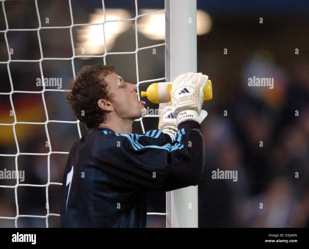 (Dpa) Der deutsche Torwart Jens Lehmann Getränke aus seiner Flasche während das Freundschaftsspiel zwischen Deutschland und Belgien in Köln auf Mittwoch, 31. März 2004. Die deutsche Fußball-Nationalmannschaft gewann ihren zweiten Testspiel in diesem Jahr 3:0. Stockfoto