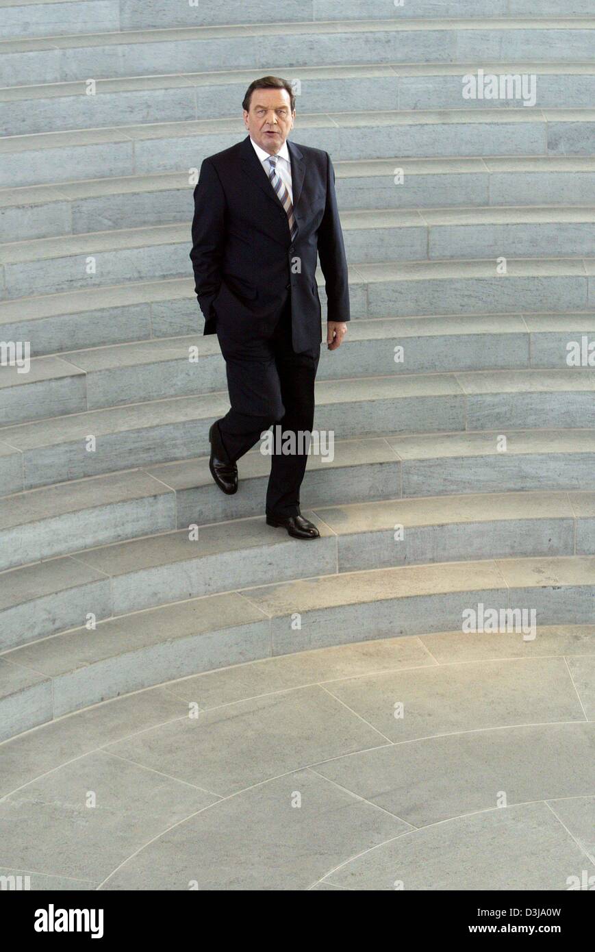 (Dpa) - Bundeskanzler Gerhard Schroeder Köpfe hinunter die Treppe des Bundeskanzleramts auf seinem Weg zum russischen Außenminister Lavrov, in Berlin, 31. März 2004 erfüllen. Stockfoto