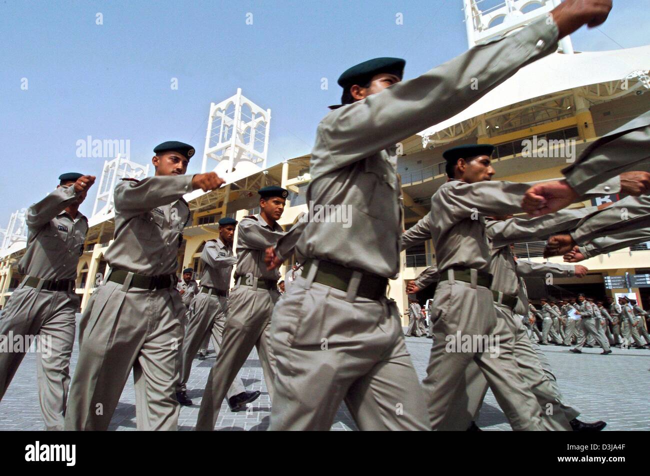 (Dpa) - eine Polizeieinheit marschieren vorbei an der Haupttribüne an der Formel 1 Rennstrecke in Manama, der Hauptstadt von Bahrain, auf Mittwoch, 31. März 2004. Die Formel 1 Grand Prix von Bahrain statt findet zum ersten Mal das Sonntag, 4. April 2004. Stockfoto