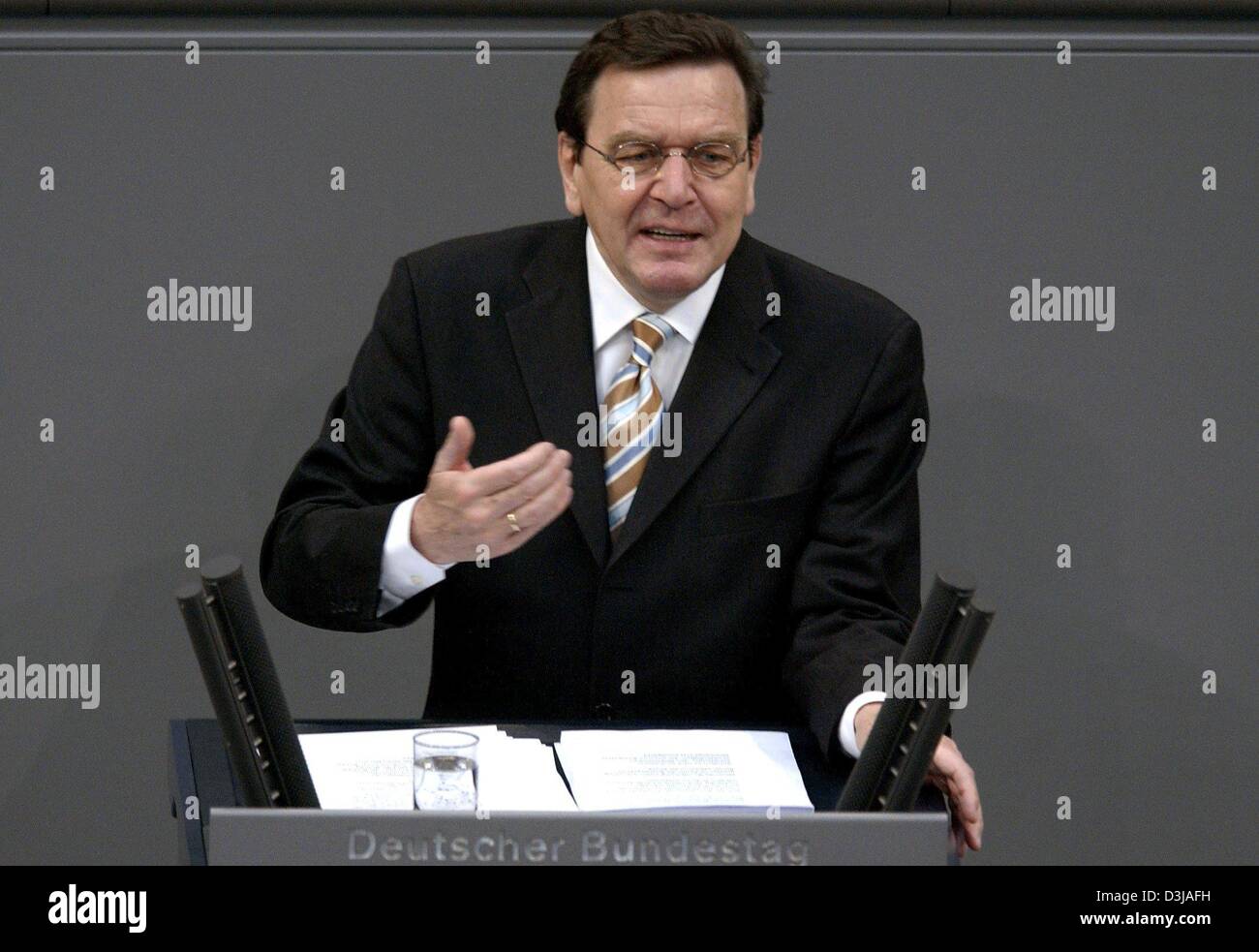 (Dpa) - Bundeskanzler Gerhard Schroeder hält eine Rede im Bundestag, das Unterhaus des Parlaments, in Berlin, auf Donnerstag, 25. März 2004. Schröder behauptet, dass die Wirtschaft jetzt auf dem Weg zur Erholung während deutschen greifen waren, dass Reformen notwendig, die Position des Landes zu verbessern. Seine Rede begann am Tag der Debatte über Berlins Reformpläne und Performance Stockfoto