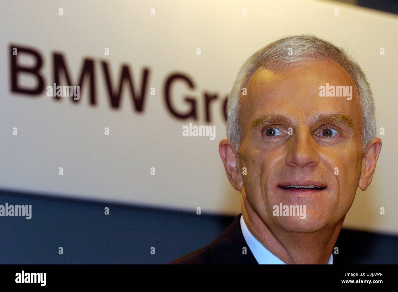 (Dpa) - Helmut Panke, CEO der deutsche Automobilhersteller BMW, spricht während einer Pressekonferenz in München, am Mittwoch, 17. März 2004. BMW sagte am Mittwoch, nachdem letztes Jahr leichte Gewinne sinken, ist das Unternehmen für starke Gewinne Wachstum in diesem Jahr mit zielt darauf ab, einen neuen Rekord Richtfest 3,3 Milliarden Euro bereit. Im Jahr 2003 fiel BMWs Konzerngewinn um 3,6 Prozent auf 1,9 bi Stockfoto