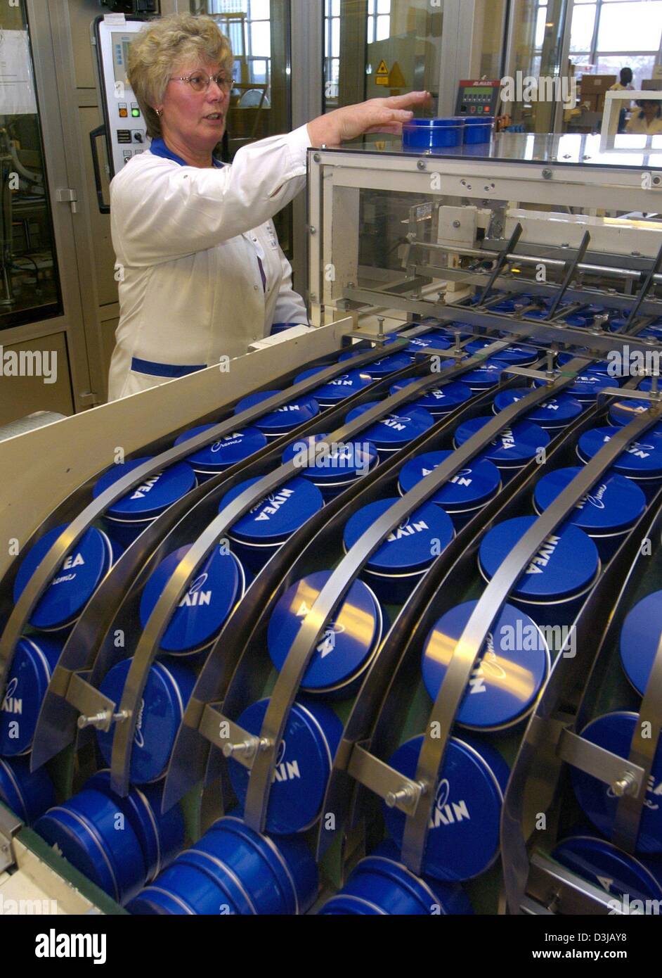 (Dpa) - arbeitet ein Mitarbeiter auf die Produktion von Nivea Bodylotion in der Produktionsstätte von der internationalen Konsumgüter-Konzern Beiersdorf in Hamburg, 15. Januar 2004. Der Name leitet sich vom lateinischen Wort "Pharmazie", Bedeutung "Snow white". Stockfoto