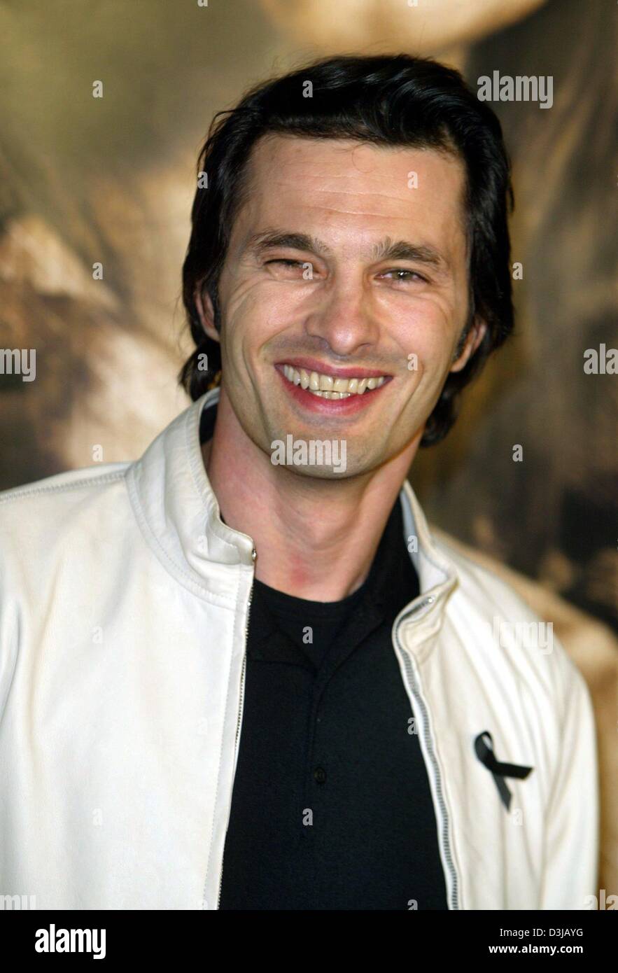 (Dpa) - Paris-Schauspieler Olivier Martinez auf die Weltpremiere seines neuen Films "Taking Lives", in Los Angeles, USA, 16. März 2004 kommt. Seine Jacke trägt er eine schwarze Plakette zum Gedenken an die Opfer des Terrors in Madrid. "Taking Lives ist ein Thriller über einen Serienmörder, die Identität jedes neue Opfer übernimmt. Stockfoto