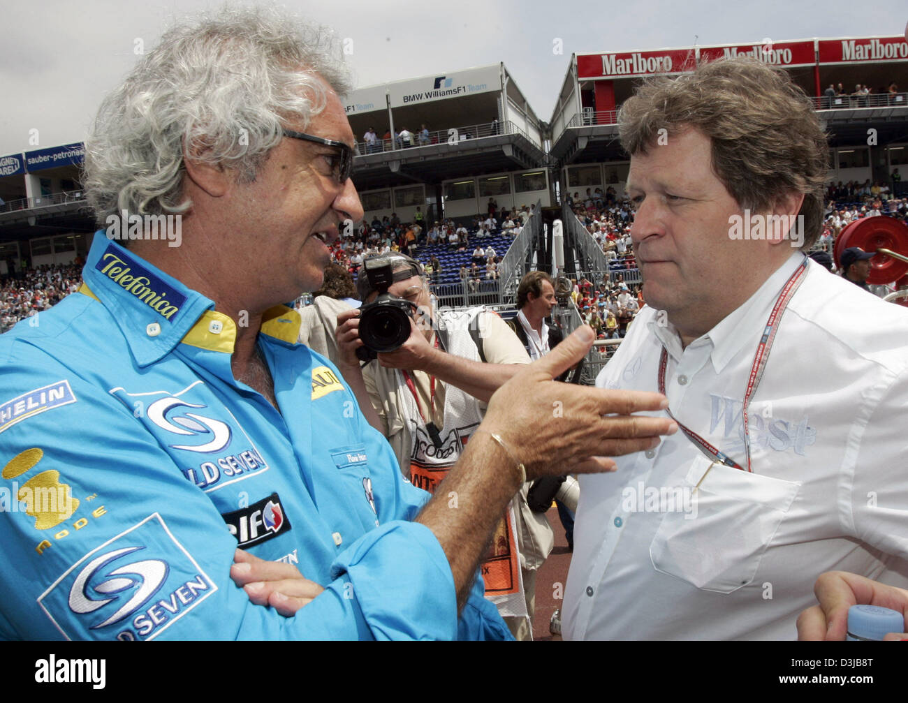 (Dpa) - Renault racing Team die wichtigsten italienischen Flavio Briatore (L) und Mercedes Motorsport Direktor deutsche Norbert Haug miteinander reden vor der ersten Qualifying-Session des Grand Prix von Monaco in Monte Carlo, Monaco, Samstag, 21. Mai 2005. Stockfoto