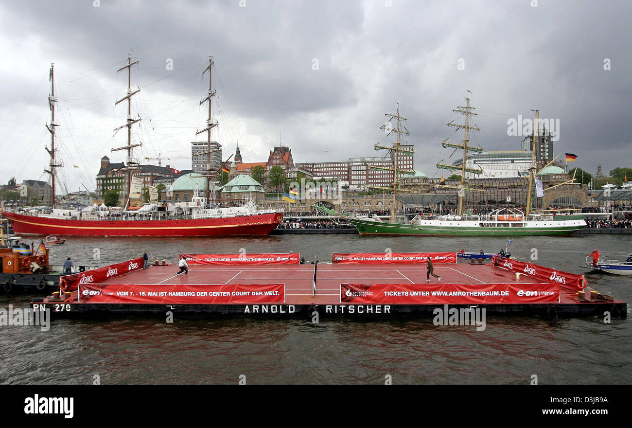 (Dpa) - Tennis-Profis Deutsch Thomas Haas (R) und Schweizer Roger Federer Show-Tennis spielen auf einem Ponton fließt an der Elbe in Hamburg, Deutschland, 7. Mai 2005. Die Veranstaltung wurde um Tennis Masters Hamburg 2005 während des 816th Jubiläums des Hamburger Hafens zu werben. Das Turnier begann 9. Mai 2005. Stockfoto