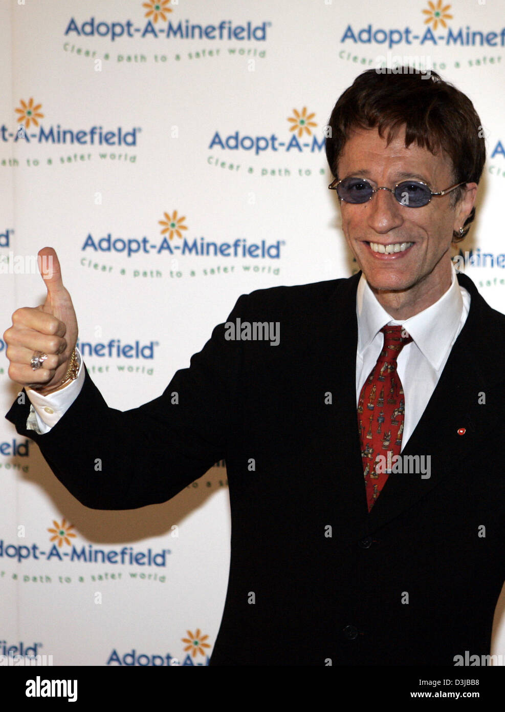 (Dpa) Sänger Robin Gibb kommt an die AdoptAMinenfeldCharityGala