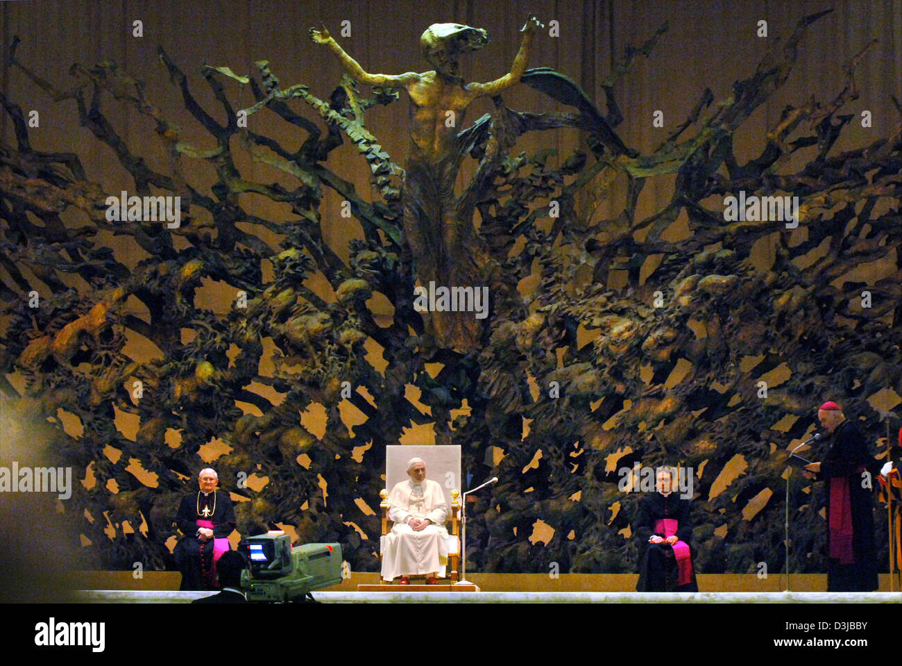 (Dpa) - Papst Benedict XVI (C, Rücken) grüßt mehrere tausend Journalisten in der Empfangshalle im Vatikan in Rom, Italien, 23. April 2005. Während des Empfangs appellierte der 78-jährige Papst an die Medien, um eine verantwortungsbewusste Haltung zu demonstrieren, um einen positiven Beitrag zur Gesellschaft zu leisten. Stockfoto