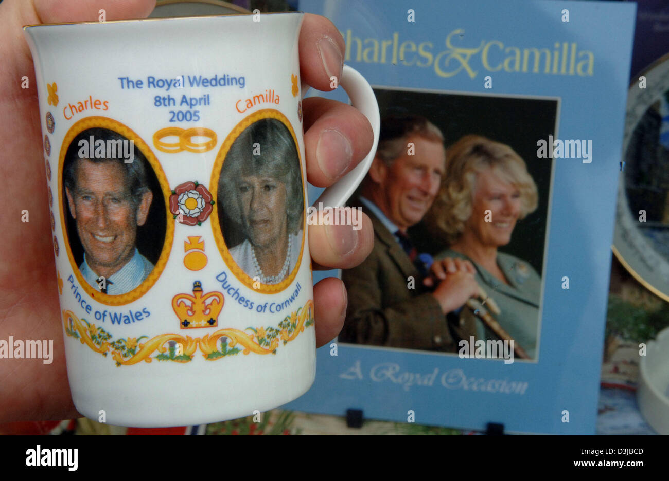 (Dpa) - ein Becher mit den Bildern von Großbritanniens Prinz Charles und Camilla Parker Bowles Braut zeigt das Hochzeitsdatum an falsche in einem Souvenirladen in Windsor, UK, 6. April 2005. Die Hochzeit von Prinz Charles und Camilla wurde verschoben, um einen Tag wegen der Beerdigung des verstorbenen Papstes Johannes Paul II. Stockfoto