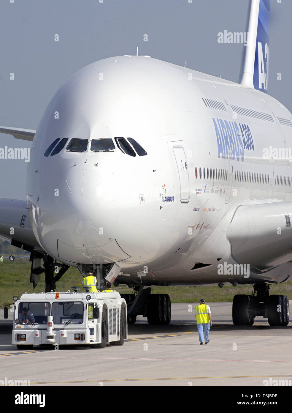 (Dpa) - nach dem erfolgreichen Erstflug der Prototyp des Airbus A380 in seine Parkposition in Toulouse, Frankreich, Mittwoch, 27. April 2005 rollt. An Bord waren des Flugzeugs zwei Piloten und vier Flugingenieure. Fast 30 Ingenieure verarbeiten Leistungsdaten auf den Boden des Flughafens von Toulouse. Das Flugzeug misst fast 80 Meter Spannweite und ist konstruiert für Transport Stockfoto