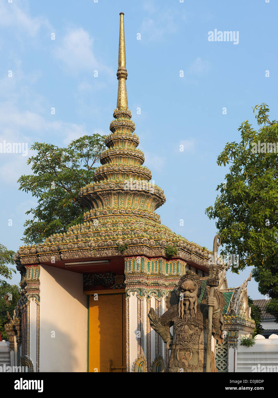 Tor mit Guardia Figur. Wat Pho. Bangkok. Thailand Stockfoto