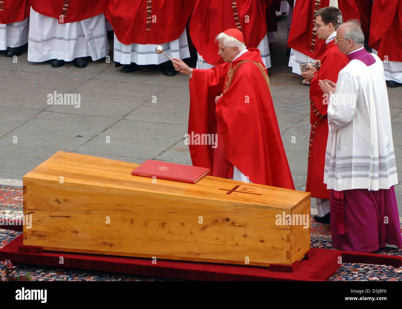 (Dpa) - German Cardinal Joseph Ratzinger (C) segnet den Sarg mit der Leiche von Papst Johannes Paul II während der Trauerfeier auf dem Petersplatz im Vatikan, Vatikanstadt, 8. April 2005. Der Papst starb im Alter von 84 Jahren am vergangenen Samstag. Stockfoto