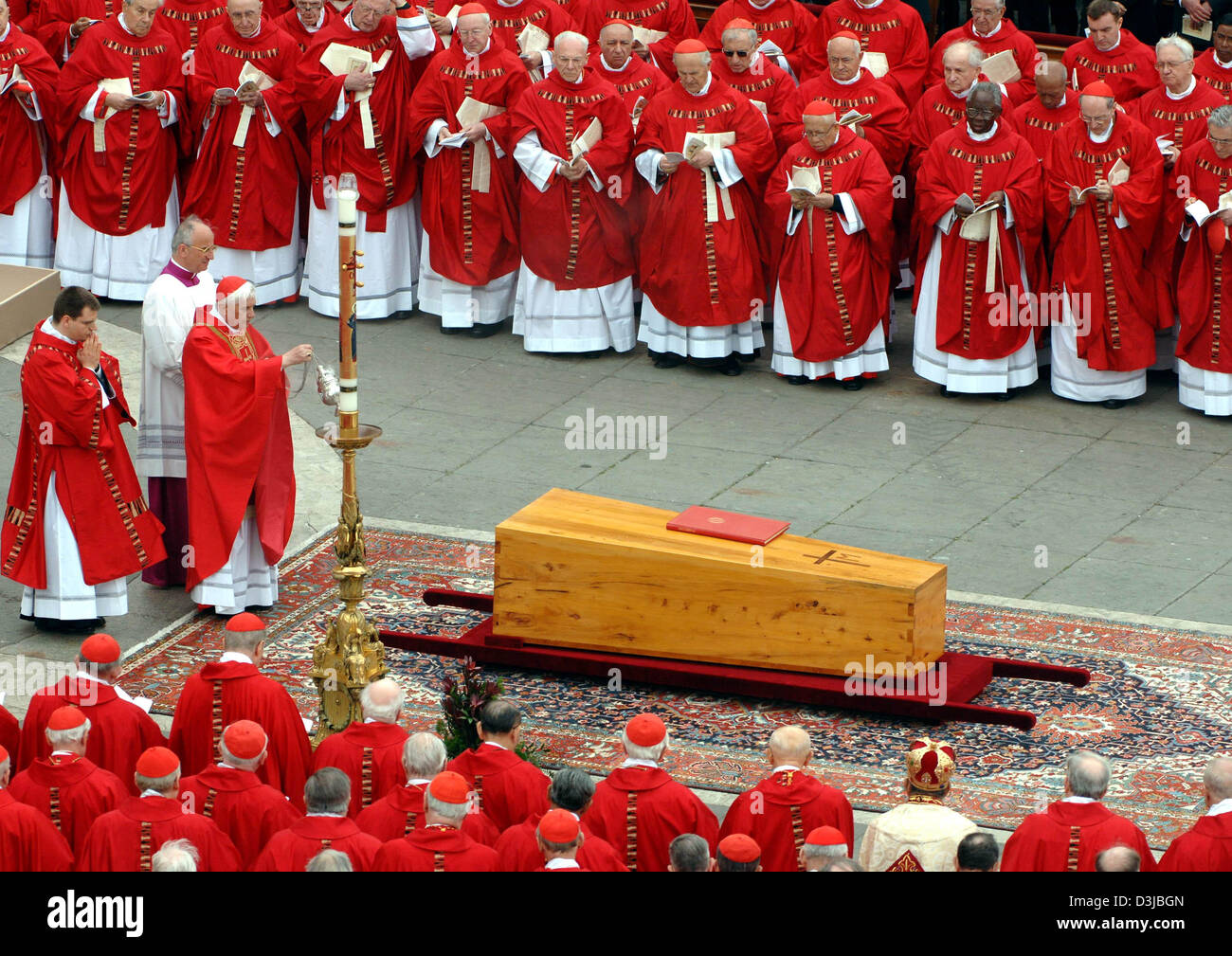 (Dpa) - deutsche Kardinal Joseph Ratzinger (3. v. L) segnet den Sarg mit der Leiche von Papst Johannes Paul II während der Trauerfeier auf dem Petersplatz im Vatikan, Vatikanstadt, 8. April 2005. Der Papst starb im Alter von 84 Jahren am vergangenen Samstag. Stockfoto