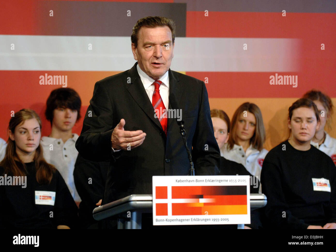 (Dpa) - spricht Bundeskanzler Gerhard Schroeder im Rahmen einer Feierstunde zum 50. Jahrestag der Bonn-Kopenhagener Erklärungen für Minderheitenrechte in Sonderburg, Dänemark, Dienstag, 29. März 2005. Auf beiden Seiten der deutsch-dänischen Grenze zum 50. Jahrestag der Bonn-Kopenhagener Erklärungen für Minderheit werden Menschenrechte gefeiert. Bundeskanzler Schröder und Dänemarks Bester Minis Stockfoto