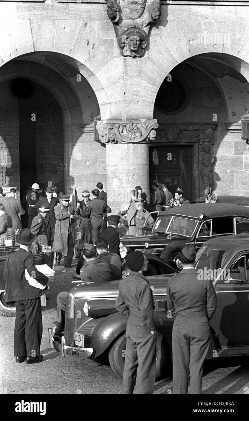 (Dpa-Dateien) - ein Blick auf die beschäftigt Haupteingang an der Justizpalast in Nürnberg, 23. September 1946. Im Prozess gegen die Kriegsverbrecher des zweiten Weltkriegs wurde das Gebäude für die Öffentlichkeit Tabu. Stockfoto