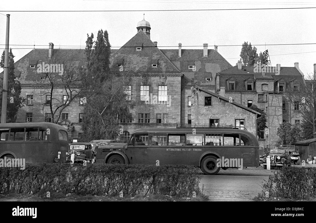 (Dpa-Dateien) - militärische Busse mit der Aufschrift "Internationalen Militärgerichtshof" auf sie fahren auf einer Straße in Nürnberg, 23. September 1946.  Nurember war die Stadt, wo der Prozess gegen die Kriegsverbrecher des zweiten Weltkriegs 1946 stattfand. Stockfoto