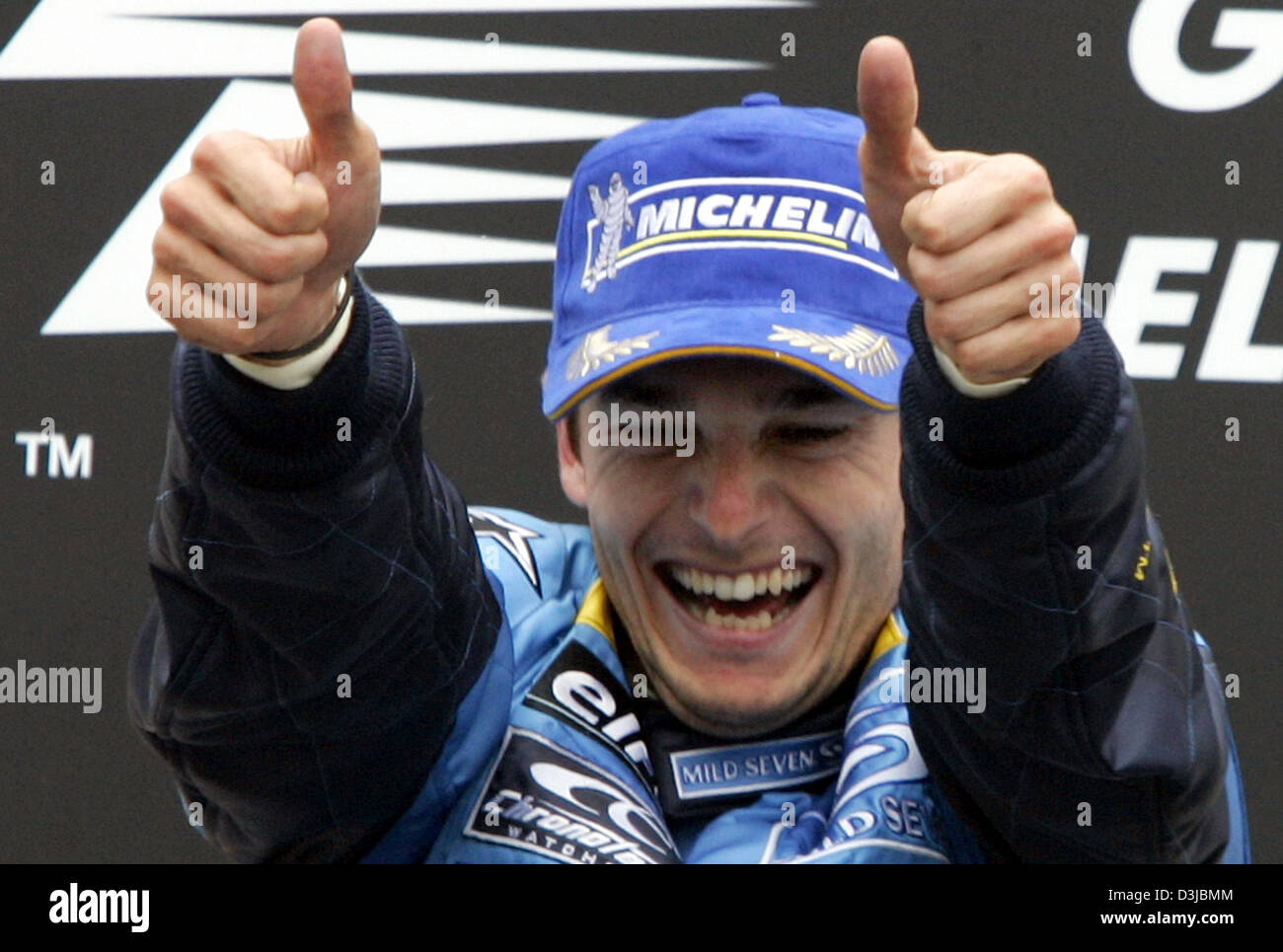 (Dpa) - italienischer Formel-1-Fahrer Giancarlo Fisichella (Renault) gibt zwei Daumen nach oben auf dem Podium nach dem Gewinn der Australian Grand Prix in Melbourne, Australien, 6. März 2005. Fisichella siegte vor Brasilianer Rubens Barrichello und Fernando Alonso Spanien. Stockfoto