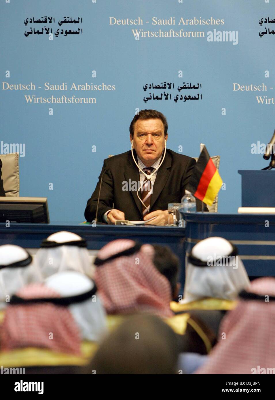 (Dpa) - Bundeskanzler Gerhard Schroeder besucht eine wirtschaftliche Forum durch die Kammer Handwerk in Riyadh, Saudi Arabien, 28. Februar 2005. Schröder kam in der saudischen Hauptstadt am 27. Februar am Anfang einer einwöchigen Tour von sieben arabischen Ländern zur Steigerung Deutschlands Handel und politischen Beziehungen in der Golfregion. Stockfoto