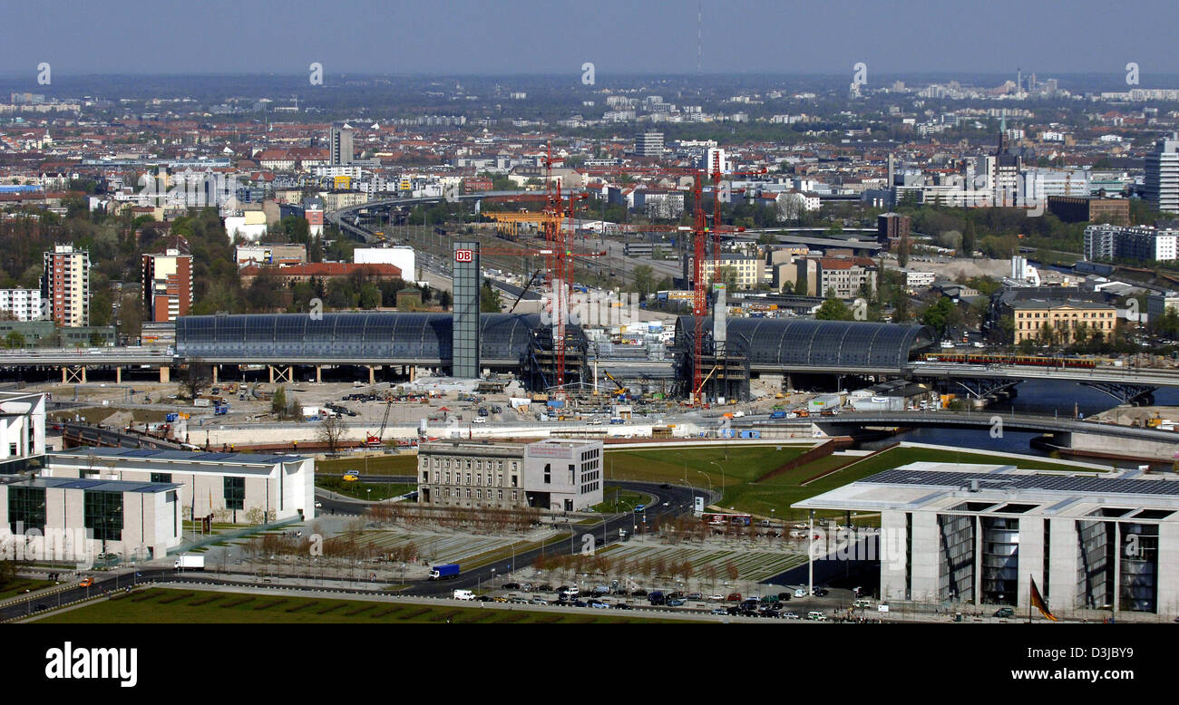 (Dpa) - ein Blick auf die Baustelle des Mittel- und Lehrter Bahn station in Berlin, Freitag, 22. April 2005. Der Bahnhof Verbindung Regional- und Fernverkehr Bahn Verkehr und sorgen für ein Passagieraufkommen von bis zu 240.000 Menschen auf einer täglichen Basis. Der Komplex wird auch 15.000 Quadratmeter großen Einkaufs- und Einzelhandelsflächen und eine zusätzliche 44.000 Quadratmeter f Funktion. Stockfoto