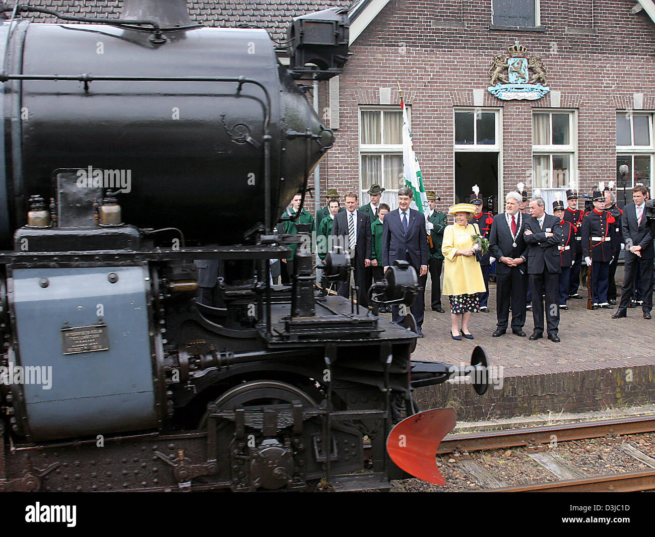 (Dpa) - wartet die niederländische Königin Beatrix am Bahnhof auf einen Zug, gezogen von einer alten Lokomotive während ihres Besuchs in Simpelveld in der Provinz Limburg, Niederlande, 24. Mai 2005. Dieser Zug reiste sie nach ihrem nächsten Stopp. Anlässlich ihres 25-jährigen Jubiläums tourt die Königin aller niederländische Provinzen. (Niederlande) Stockfoto