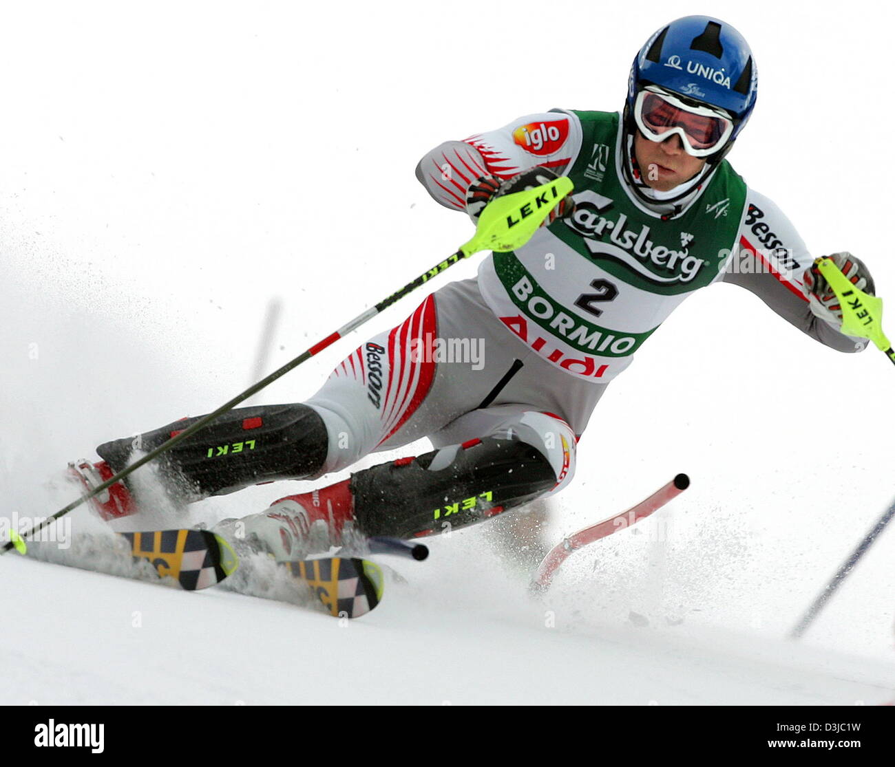 (Dpa) - österreichischer Skifahrer Benjamin Raich Rennen bergab, während die Männer Slalom Veranstaltung bei der alpinen Ski-WM in Bormio, Italien, 12. Februar 2005. Stockfoto