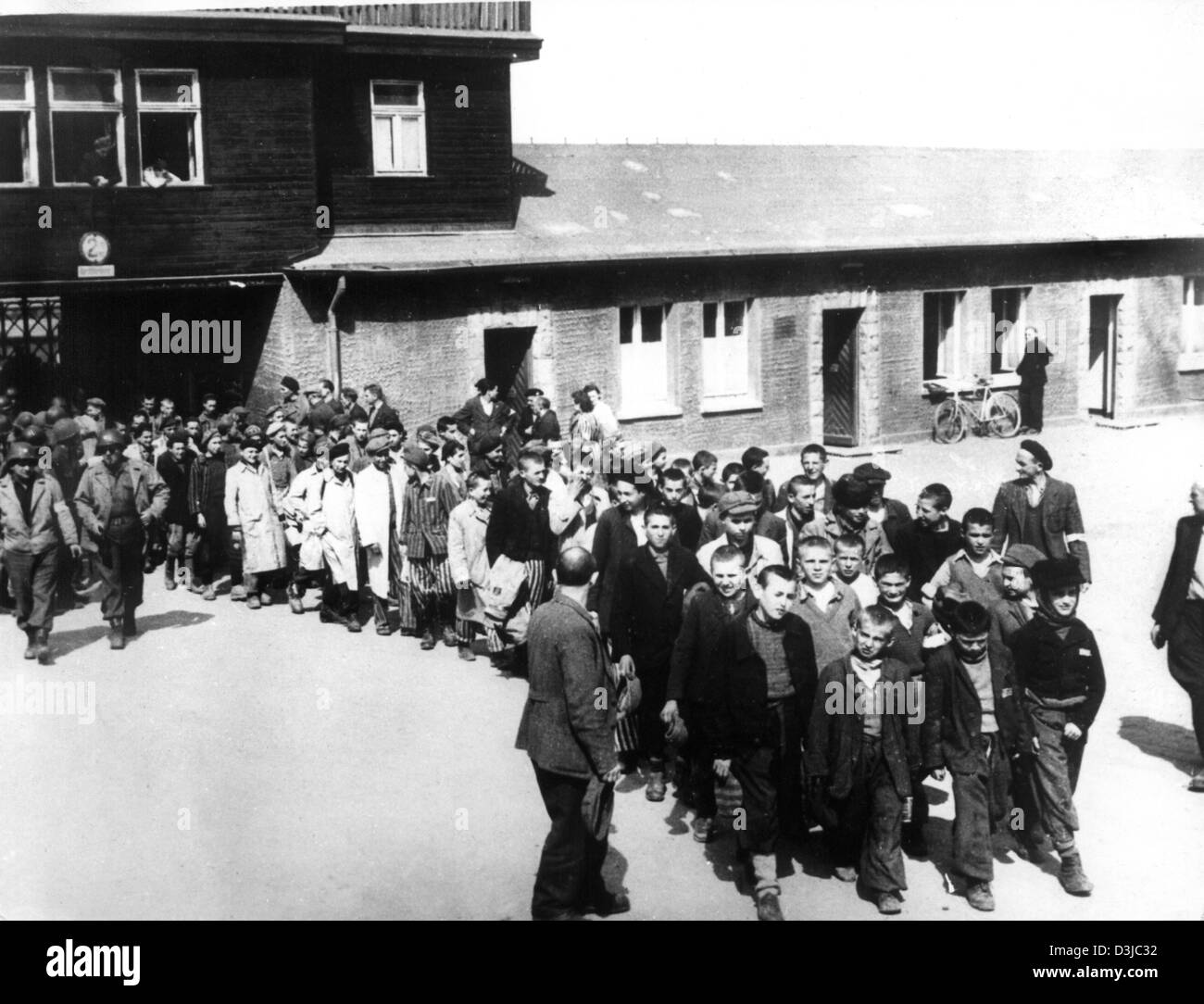 (Dpa-Dateien) - Kinder und Jugendliche sind in Spalten von angeführt Soldaten der 3. US-Armee, eine Krankenstation Krankenhaus nach der Befreiung des Konzentrationslagers Buchenwald in Buchenwald, Deutschland, 13. April 1945. Stockfoto