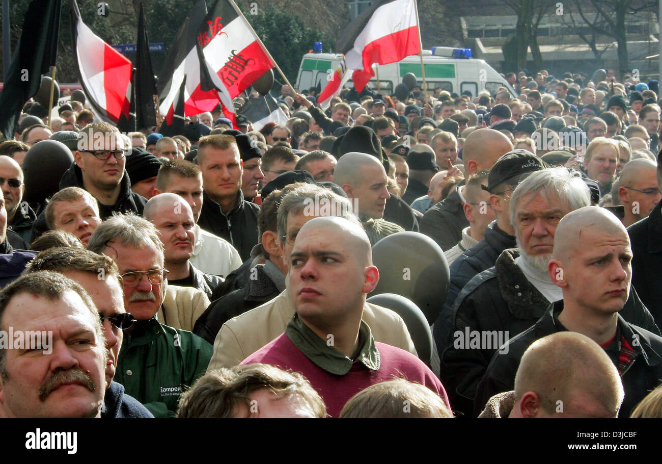 (Dpa) - versammeln sich mehrere hundert Neonazis für eine Kundgebung der deutschen rechten Flügel extremistischen Partei NPD anlässlich des 60. Jahrestages der Bombenangriff auf Dresden um "alliierte Kriegsverbrechen" verurteilen ohne Verweis auf Deutschlands Schuld in Dresden, Deutschland, 13. Februar 2005. Schätzungsweise 35.000 Menschen starben während des Bombenangriffs auf Dresden in der Nacht vom 13 Februar Stockfoto