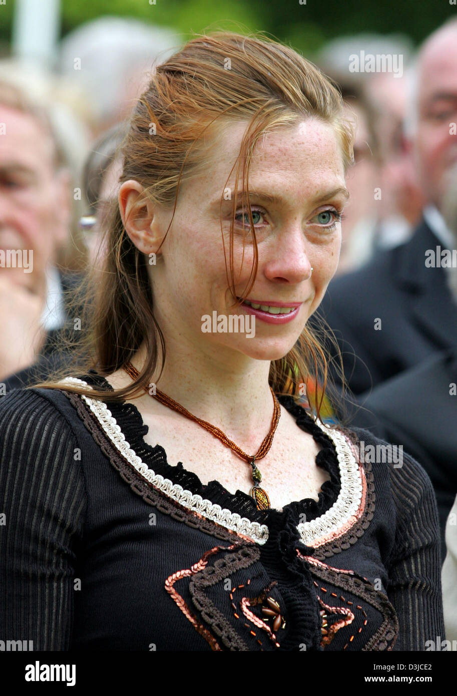 (Dpa) - dieses Bild zeigt Graf Christian Bernadotte Freundin Sarah Frank während der Gedenkfeier für den verstorbenen Herrn die "Blumeninsel" Mainau-Grafen Lennart Bernadotte auf der Insel Mainau, Deutschland, 21. Mai 2005. Der Graf, geboren in das schwedische Königshaus, starb am 21. Dezember 2004 im Alter von 95 auf der Insel im Bodensee. Stockfoto