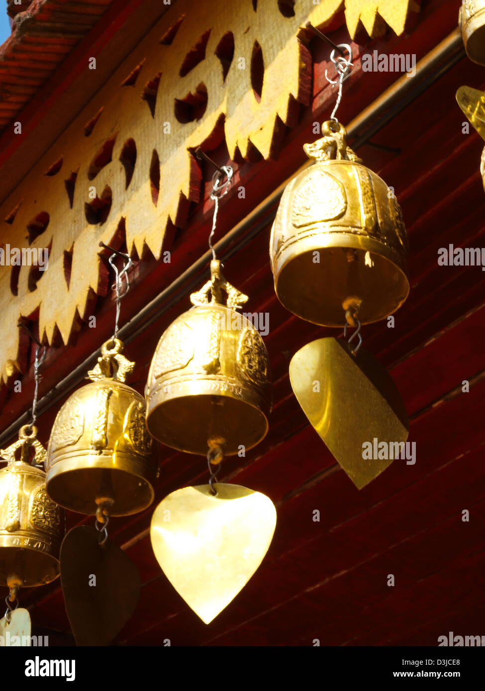 Goldene Glocken in buddhistischen Ort der Anbetung in Chiang Mai, Thailand Stockfoto