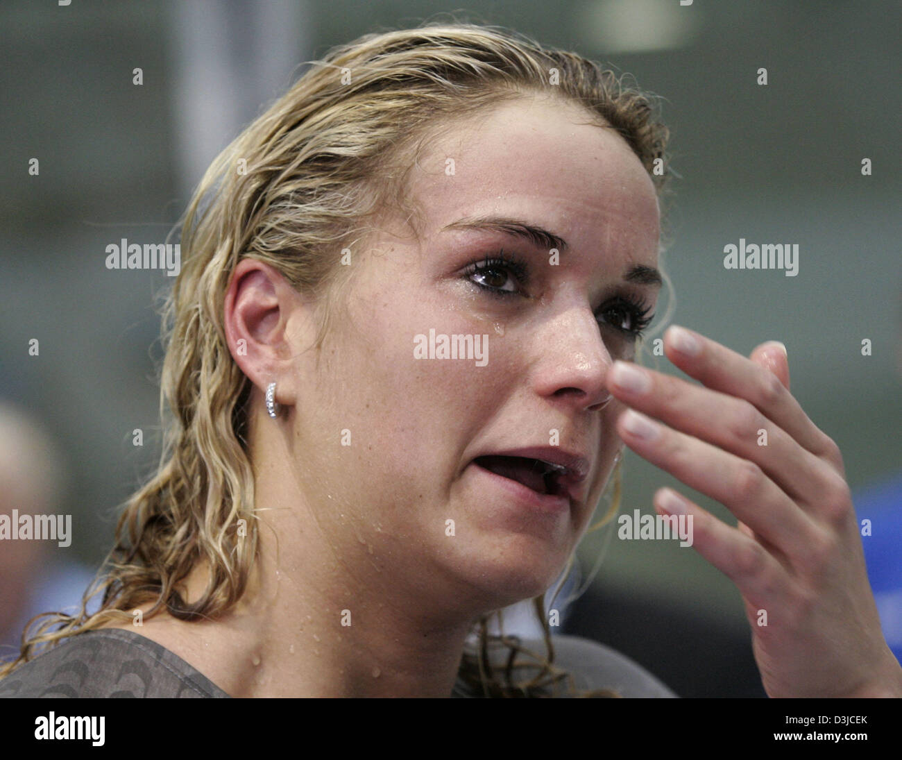 (Dpa) mit Tränen in den Augen, Janine Pietsch (SC Delphin Ingolstadt