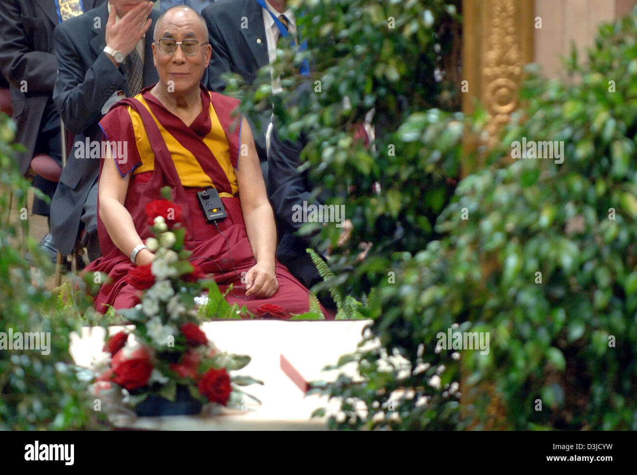 (Dpa) - hört die religiöse Führer des tibetischen Buddhismus Dalai Lama eine Laudatio während der Hessische Friedenspreis Zeremonie im Hessischen Landtag in Wiesbaden, Deutschland, Mittwoch, 27. Juli 2005. Nach der Laudatio erhielt des Dalai Lama die Auszeichnung für seinen internationalen Kampf für den Frieden. Foto: Boris Roessler Stockfoto