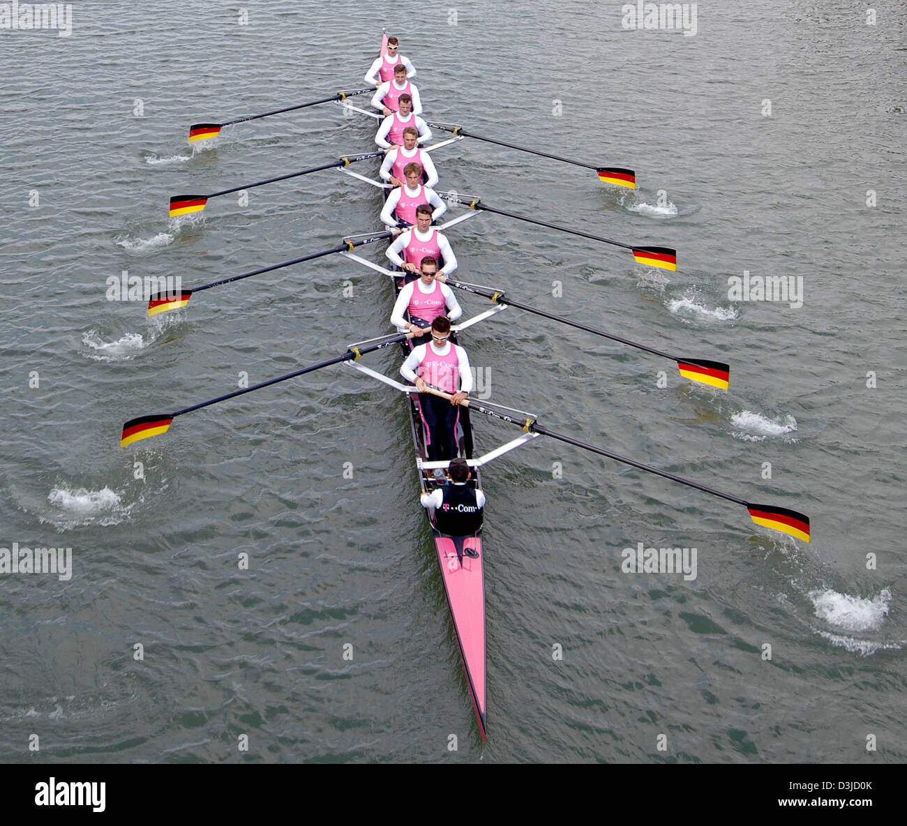 (Dpa) - die Deutschland acht des deutschen Ruderverbandes trainiert auf den Dortmund-Ems-Kanal in die Besatzung Jochen Urban, Sebastian Schulte, Stephan Koltzk, Jan Martin Broeer, Jan Tebruegge, Ulf Siemes, Thorsten Engelmann, Andreas Penkner und Schiffsführer Peter Thiede (hinten nach vorne) in Dortmund, Deutschland, 12. Mai 2005. STROKESMAN Andreas Penker aus Radolfszell, Jan Tebruegge (Osnabrue Stockfoto