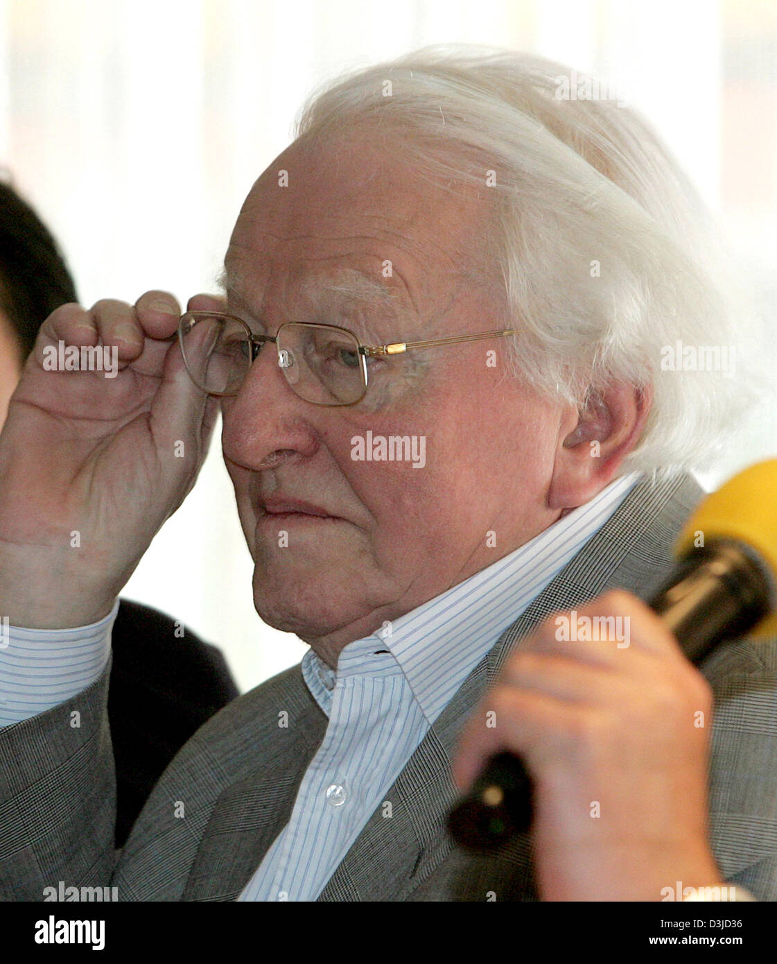 (Dpa) - Wolfgang Wagner, Leiter der Bayreuther Festspiele besucht die Hauptversammlung des Vereins Schirmherrschaft "Freunde von Bayreuth" in Bayreuth, Deutschland, Mittwoch, 27. Juli 2005. Wolfgang Wagner genehmigt die weiterhin große Interesse der Künstler, der bei den Bayreuther Festspielen zusammenarbeiten. Er sagte:, dass die Hälfte ihres üblichen Honorars Solisten singen würde und dass er dankbar war, dass t Stockfoto