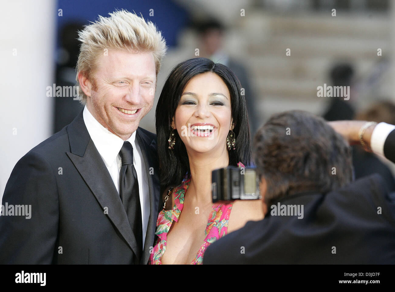 (Dpa) - deutsche Tennislegende Boris Becker und Verona Pooth posieren für Fotos auf dem roten Teppich bei den Laureus World Sports Awards Eröffnungsfeier im Casino Estoril, Portugal, 16. Mai 2005 zusammen. Stockfoto