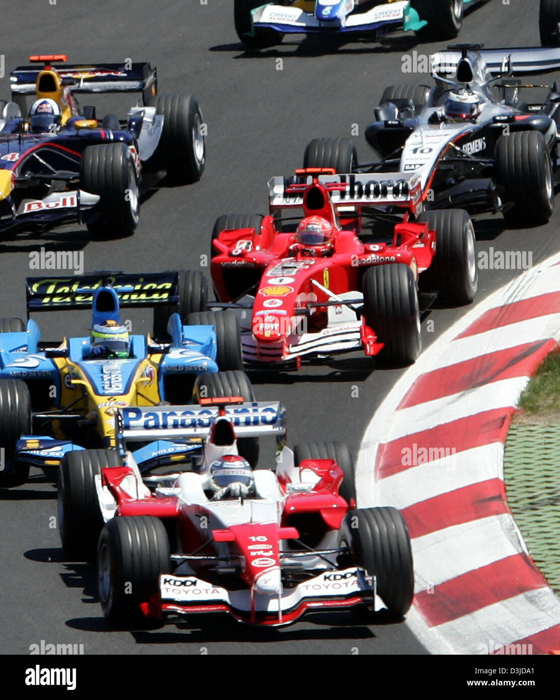 (Dpa) - deutsche Formel 1-pilot Michael Schumacher Ferrari ist auf dem dritten Platz nach dem Start des Grand Prix von Spanien in der Formel1 Rennstrecke Circuit de Catalunya in der Nähe von Barcelona, Spanien, 8. Mai 2005. Stockfoto