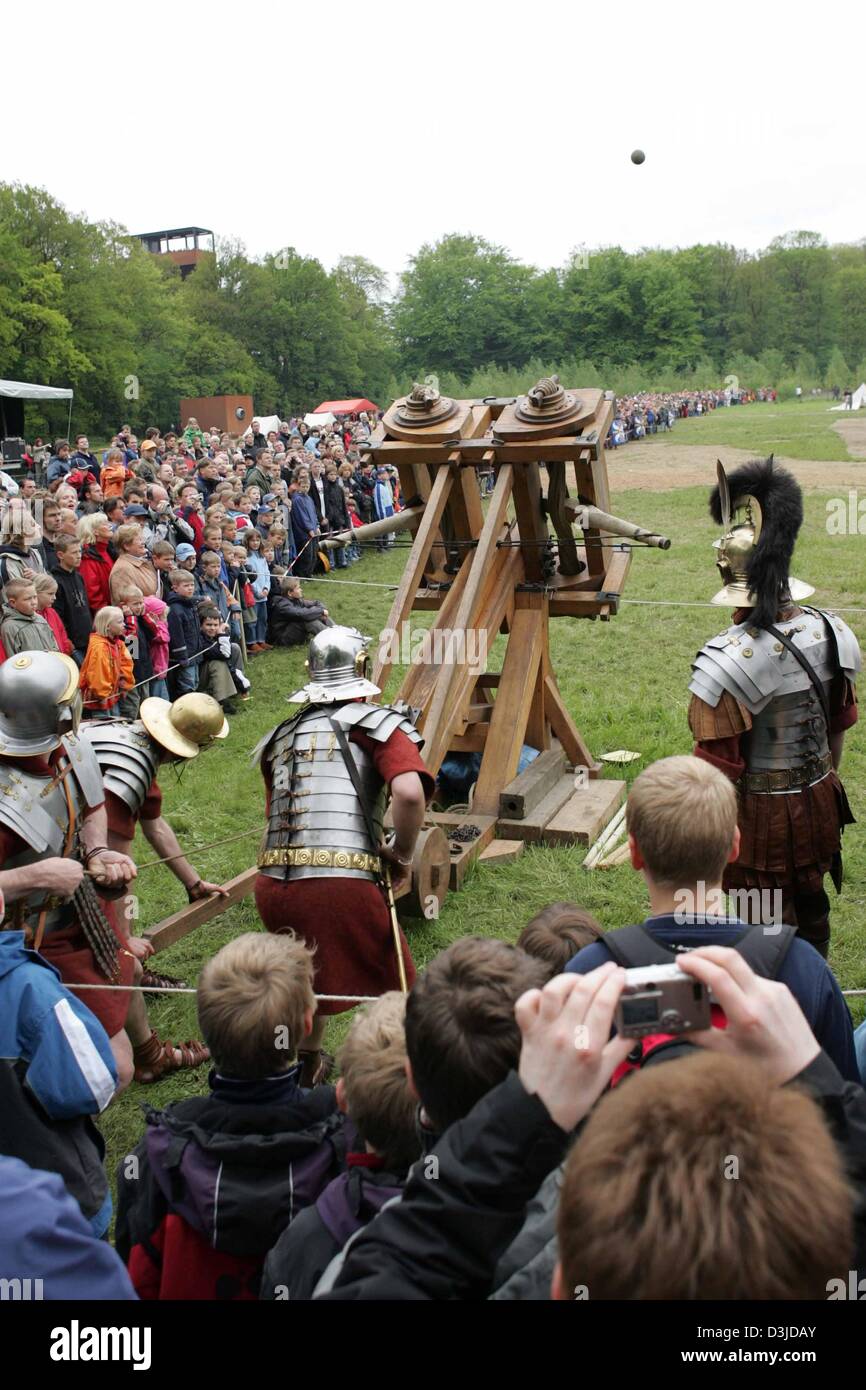 (Dpa) - "Römischen Soldaten" teilnehmen die Balliste Wettbewerb im Park des "Varusschlacht" schießen-Museum in Kalkriee in der Nähe von Osnabrück, 16. Mai 2005. Geschosse werden durch eine Art von Katapult erschossen. Mehr als 300 Teilnehmer aus acht Nationen umgebaut, eine der größten Geschichte Ausstellungen auf dem antiken "Varusschlacht"-Warfield durch die Einrichtung eines friedlichen Gipfels der Roma Stockfoto