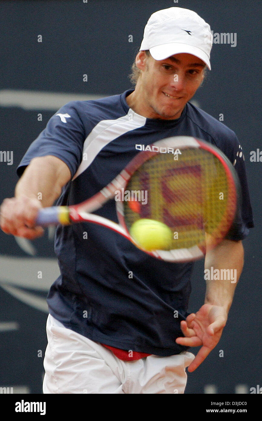 (Dpa) - argentinischer Tennisprofi Gaston Gaudi gibt den Ball in seinem Match gegen belgische Christophe Rochus auf der ATP-Tennis-Masters-Turnier in Hamburg, Deutschland, 12. Mai 2005 zurück. Stockfoto