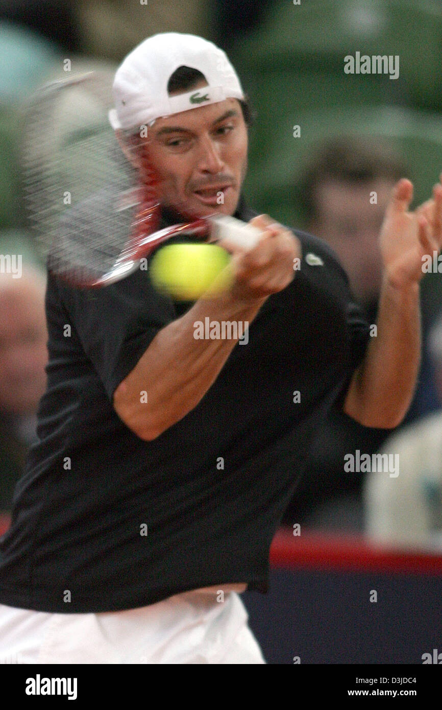 (Dpa) - Tennisprofi Sébastien Grosjean den Ball in seinem Match gegen deutschen Nicolas Kiefer auf der ATP-Tennis-Masters-Turnier in Hamburg, Deutschland, 11. Mai 2005 gibt Französisch. Stockfoto