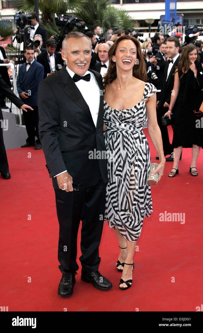 (Dpa) - US-Schauspieler Dennis Hopper und Ehefrau Victoria Duffy bei der Ankunft für die 58. Internationalen Filmfestspiele in Cannes, Frankreich, 11. Mai 2005 Lächeln. Stockfoto
